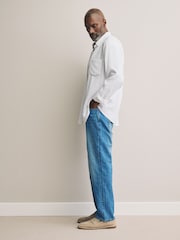 כחול  - גזרה ישרה - Signature Lightweight Cotton Linen Jeans - Image 5 of 12