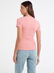 Rosa - Camiseta curta Guess Jeans Slim Fit  100% algodão com logo canelado Cropped Baby - Imagem 2 de 5