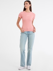 Rosa - Camiseta curta Guess Jeans Slim Fit  100% algodão com logo canelado Cropped Baby - Imagem 4 de 5