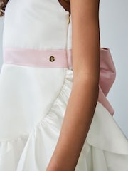 Белое атласное платье для особых случаев с бантом на талии Baker by Ted Baker - Изображение 6 из 11