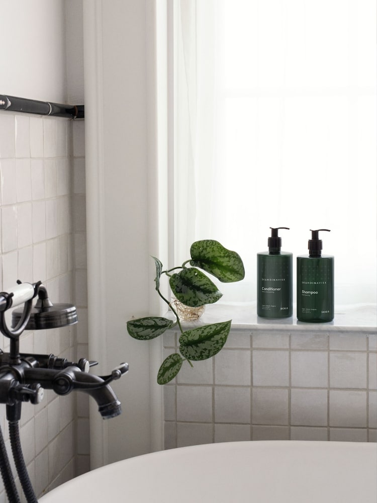 SKANDINAVISK SKOG Shampoo 500ml - Image 2 of 3 SKANDINAVISK SKOG Shampoo 500ml - Image 2 of 3