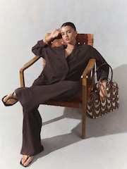 Marrón - Crinkle Textured Wide Leg Trousers - Imagen 2 de 8