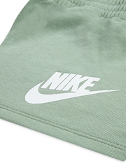 Verde - Nike Infant Club T-Shirt and Shorts Set - Imagen 3 de 4