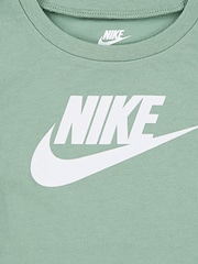 Verde - Nike Infant Club T-Shirt and Shorts Set - Imagen 4 de 4