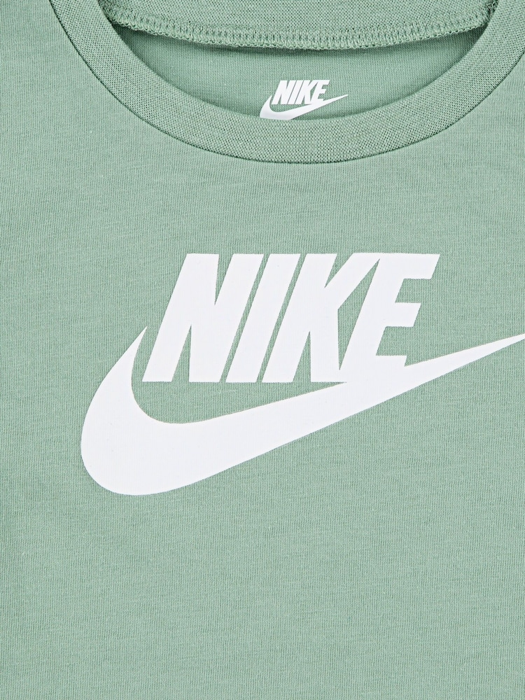 Verde - Nike Infant Club T-Shirt and Shorts Set - Imagen 4 de 4