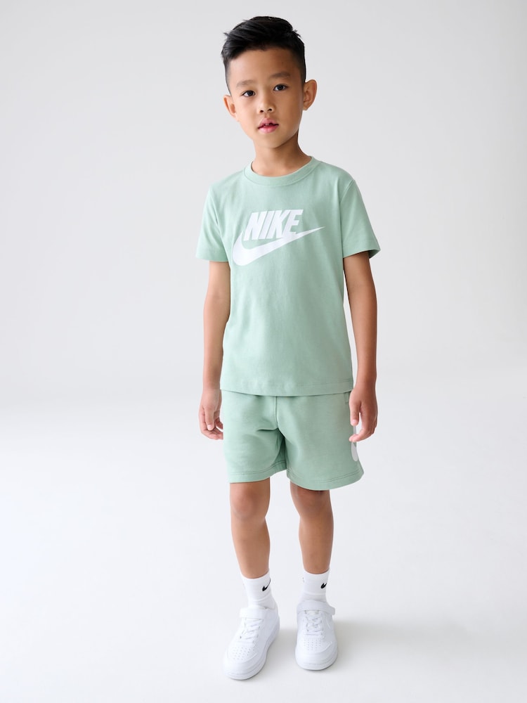 zelena - Komplet majice s kratkimi rokavi in kratkih hlač Nike Little Kids Club - Slika 1 iz 9 zelena - Komplet majice s kratkimi rokavi in kratkih hlač Nike Little Kids Club - Slika 1 iz 9