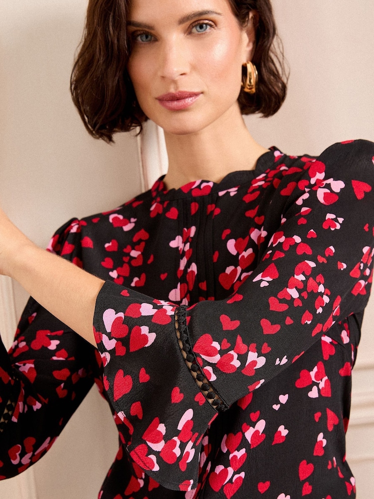 Schwarz mit Herzmotiv - Love & Roses Bluse mit 3/4 Trompetenärmeln - Image 2 of 4