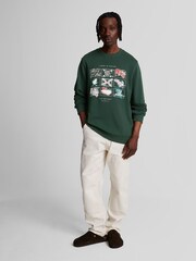 Lyle & Scott Green A Guide To Scotland Graphic 100% Cotton Sweatshirt - Image 3 of 5