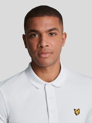 أبيض كروم - قميص بولو سادة من Lyle & Scott - صورة 4 من 5