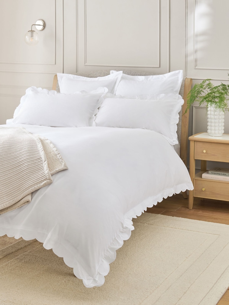 200 Thread Count Scallop Duvet Cover and Pillowcase Set - Imagem 2 de 6
