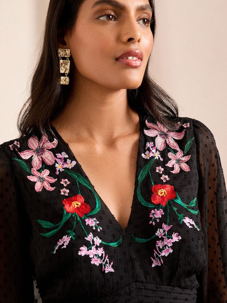 Schwarz - Love & Roses – Midikleid mit Stickerei und transparenten Ärmeln - Image 3 of 5