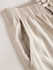 Natural - Regular Tapered Fit - Pantalones de lino y algodón con cintura elástica y cordón ajustable - Imagen 4 de 5