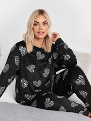 طقم بيجامة بنقشة قلوب مجمعة من Yours Curve - صورة 4 من 5