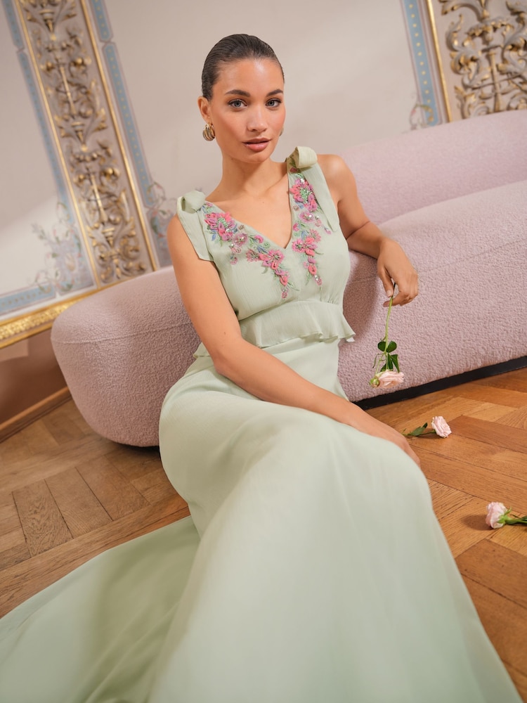 أخضر - فستان ماكسي بفتحة ياقة حرف V مطرزة بتفصيل رباط بنمط مزين بكشكشة من Love & Roses - Image 3 of 4