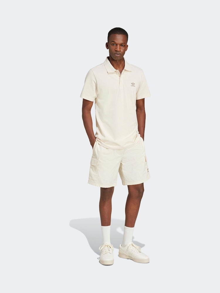 beis - adidas Originals Trefoil Essentials Woven Cargo Shorts - Imagen 2 de 6