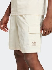 beis - adidas Originals Trefoil Essentials Woven Cargo Shorts - Imagen 5 de 6