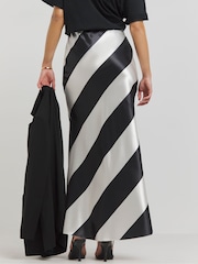 Simply Be Mono Print Satin Maxi Skirt - Image 2 of 4