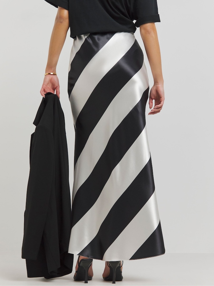 Simply Be Mono Print Satin Maxi Skirt - Image 2 of 4