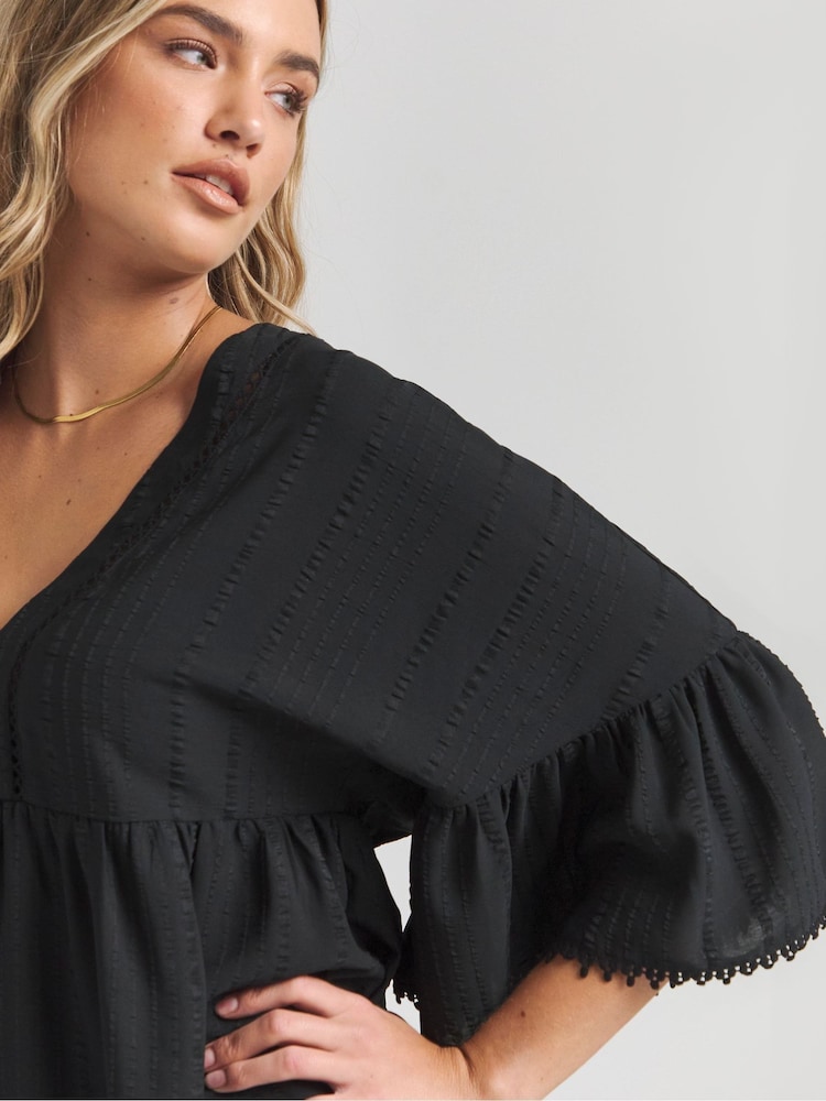 Simply Be Textured V-Neck Ruffle Smock Top - Imagen 4 de 4