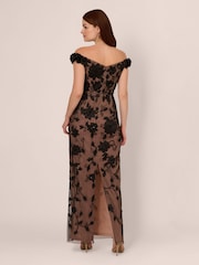 Adrianna Papell – Schulterfreies, langes, schwarzes Kleid mit Perlen - Bild 2 von 7
