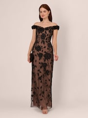 Adrianna Papell – Schulterfreies, langes, schwarzes Kleid mit Perlen - Bild 3 von 7