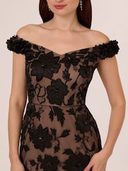 Adrianna Papell – Schulterfreies, langes, schwarzes Kleid mit Perlen - Bild 4 von 7