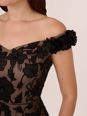 Adrianna Papell – Schulterfreies, langes, schwarzes Kleid mit Perlen - Bild 5 von 7