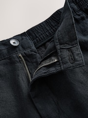 Preto - Shorts chino de cintura elástica rica em linho - Imagem 2 de 5