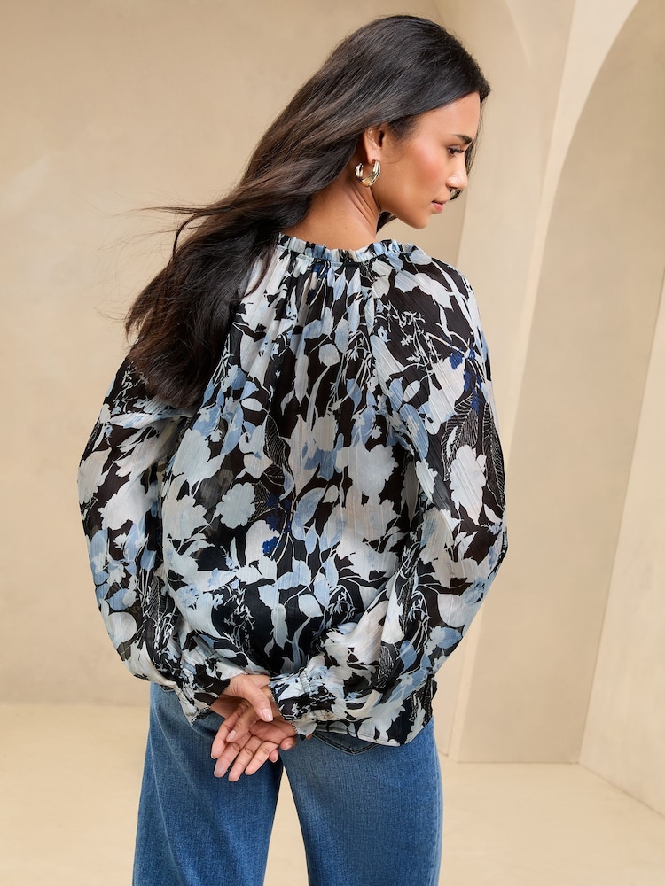 Blusa de satén con estampado floral y volante con efecto devoré de Lipsy - Imagen 4 de 4 Blusa de satén con estampado floral y volante con efecto devoré de Lipsy - Imagen 4 de 4