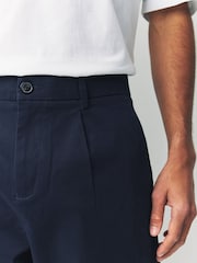 Französisches Marineblau - Pleated Chino Shorts - Bild 5 von 10