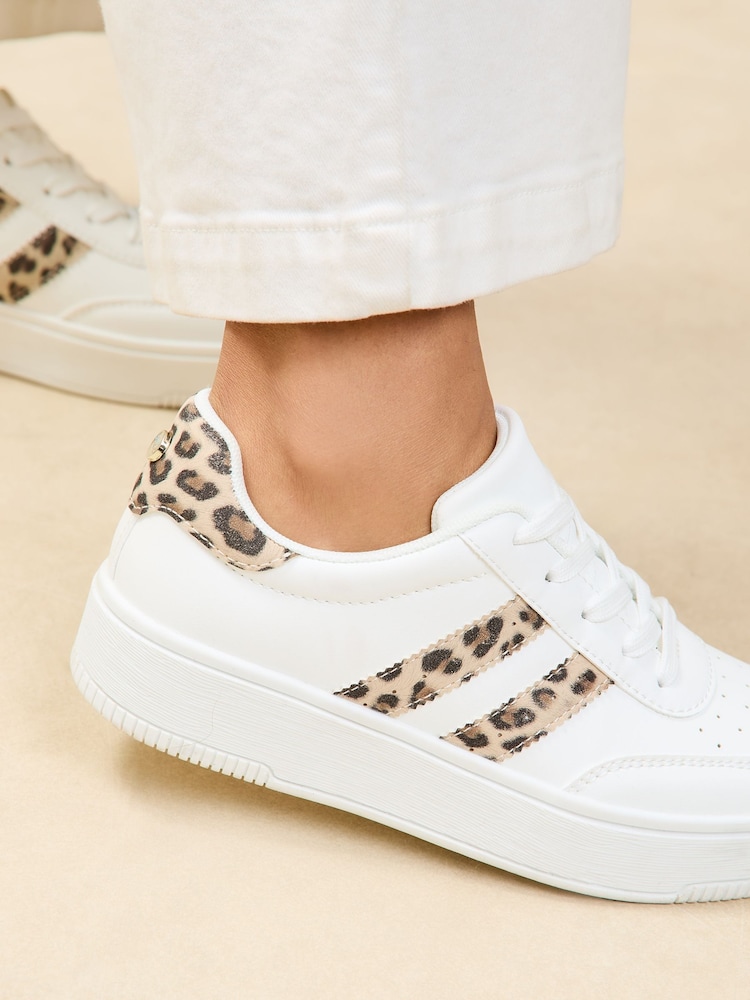 Neutro - Zapatillas de piel sintética con plataforma plana gruesa y cordones a rayas de Lipsy - Imagen 2 de 5 Neutro - Zapatillas de piel sintética con plataforma plana gruesa y cordones a rayas de Lipsy - Imagen 2 de 5