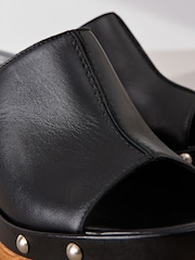 Preto - Tamancos redondos de couro premium Signature Peep Toe com tachas e plataforma - Imagem 10 de 15
