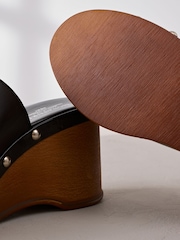 Preto - Tamancos redondos de couro premium Signature Peep Toe com tachas e plataforma - Imagem 8 de 15