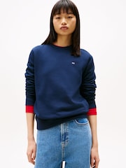 כחול  - Tommy Jeans Flag Crew Jumper - תמונה 1 מתוך 6