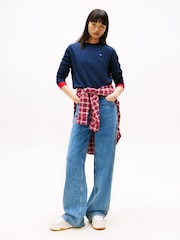כחול  - Tommy Jeans Flag Crew Jumper - תמונה 2 מתוך 6