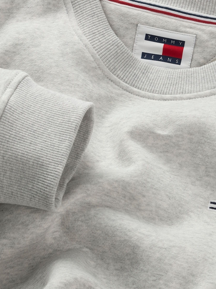 Grau - Tommy Jeans Rundhalspullover mit Flaggenmotiv - Bild 7 von 7 Grau - Tommy Jeans Rundhalspullover mit Flaggenmotiv - Bild 7 von 7
