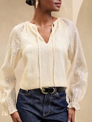 Crema - Blusa de Lipsy con bordado de lentejuelas - Imagen 2 de 4