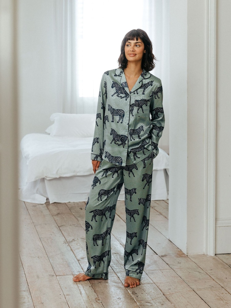 Chelsea Peers Langes Pyjama-Set mit Zebramuster aus Jacquard-Satin - Bild 1 von 5 Chelsea Peers Langes Pyjama-Set mit Zebramuster aus Jacquard-Satin - Bild 1 von 5