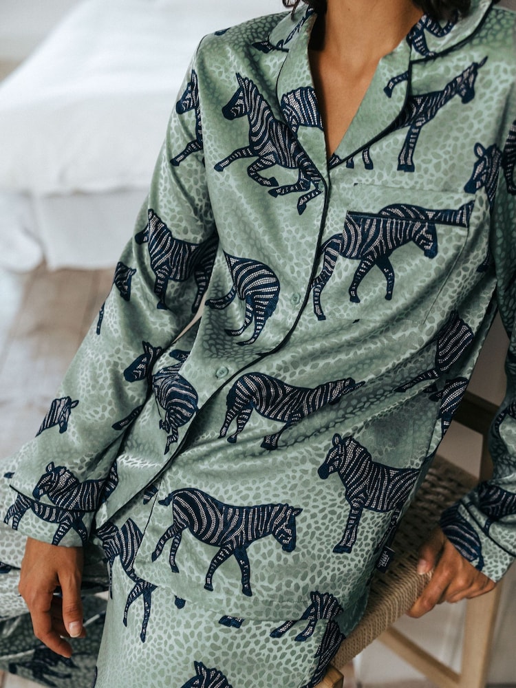 Chelsea Peers Langes Pyjama-Set mit Zebramuster aus Jacquard-Satin - Bild 5 von 5 Chelsea Peers Langes Pyjama-Set mit Zebramuster aus Jacquard-Satin - Bild 5 von 5