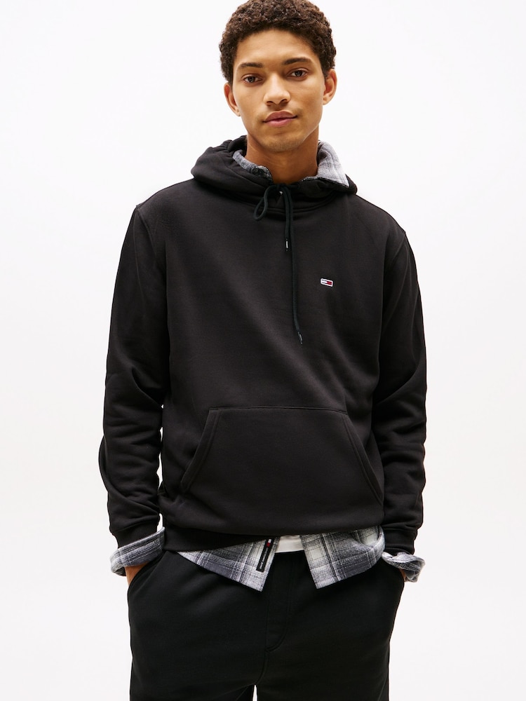 أسود - هودي مزيّن براية من Tommy Jeans - صورة 1 من 7 أسود - هودي مزيّن براية من Tommy Jeans - صورة 1 من 7