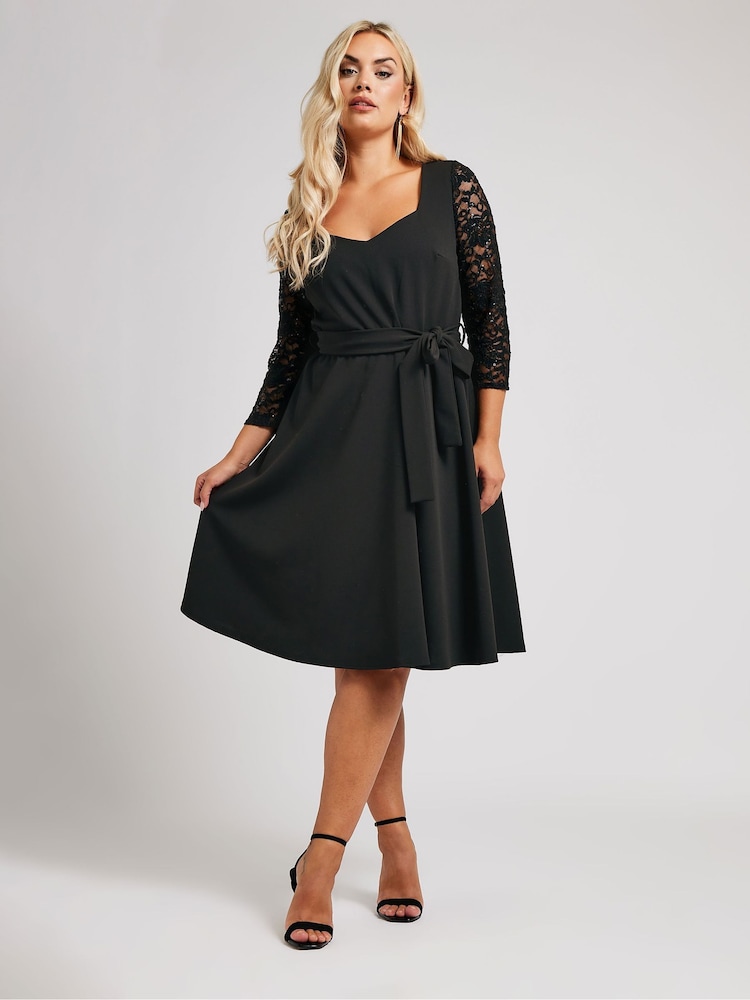 Yours Curve London Skaterkleid mit Pailletten und Spitzenärmeln - Bild 1 von 5 Yours Curve London Skaterkleid mit Pailletten und Spitzenärmeln - Bild 1 von 5