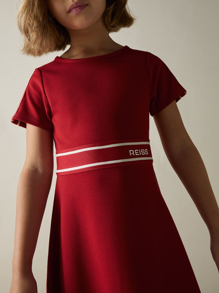 أحمر - فستان بحزام خصر مزيَّن بشعار جيرسيه Lowri من Reiss - Image 3 of 4