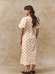 Biały/czarny z nadrukiem w kropki - Sukienka midi z bufiastymi rękawami i zapięciem na guziki, z domieszką lnu - Obraz 3 z 7