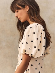 Biały/czarny z nadrukiem w kropki - Sukienka midi z bufiastymi rękawami i zapięciem na guziki, z domieszką lnu - Obraz 4 z 7