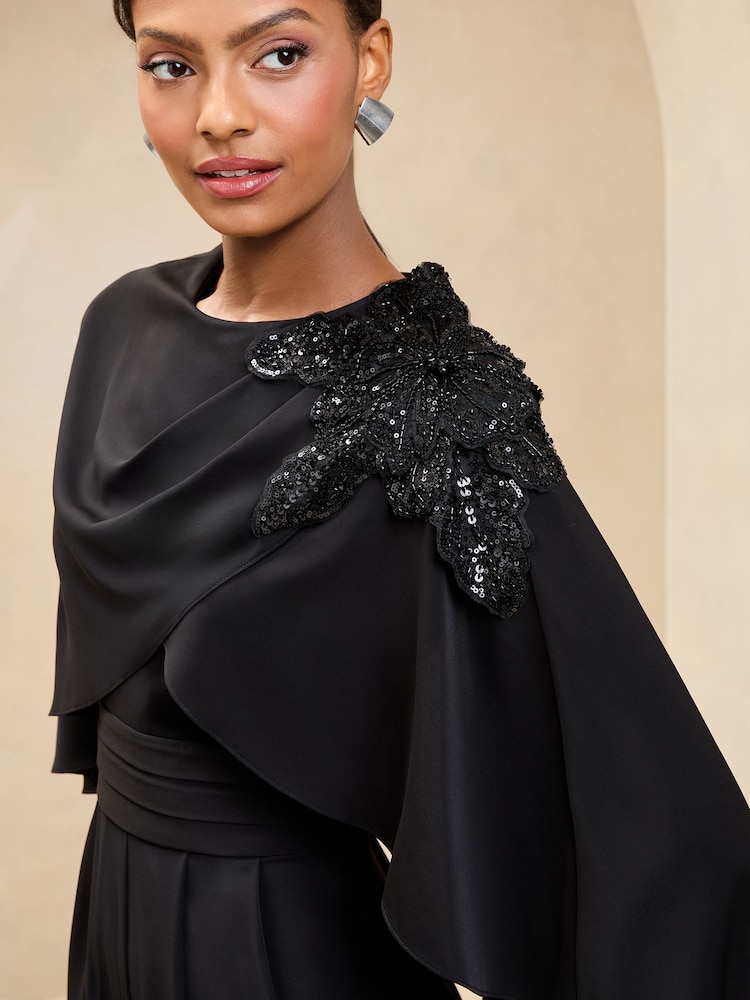 Lipsy – verzierter Jumpsuit mit Cape und floralem Besatz - Image 3 of 4