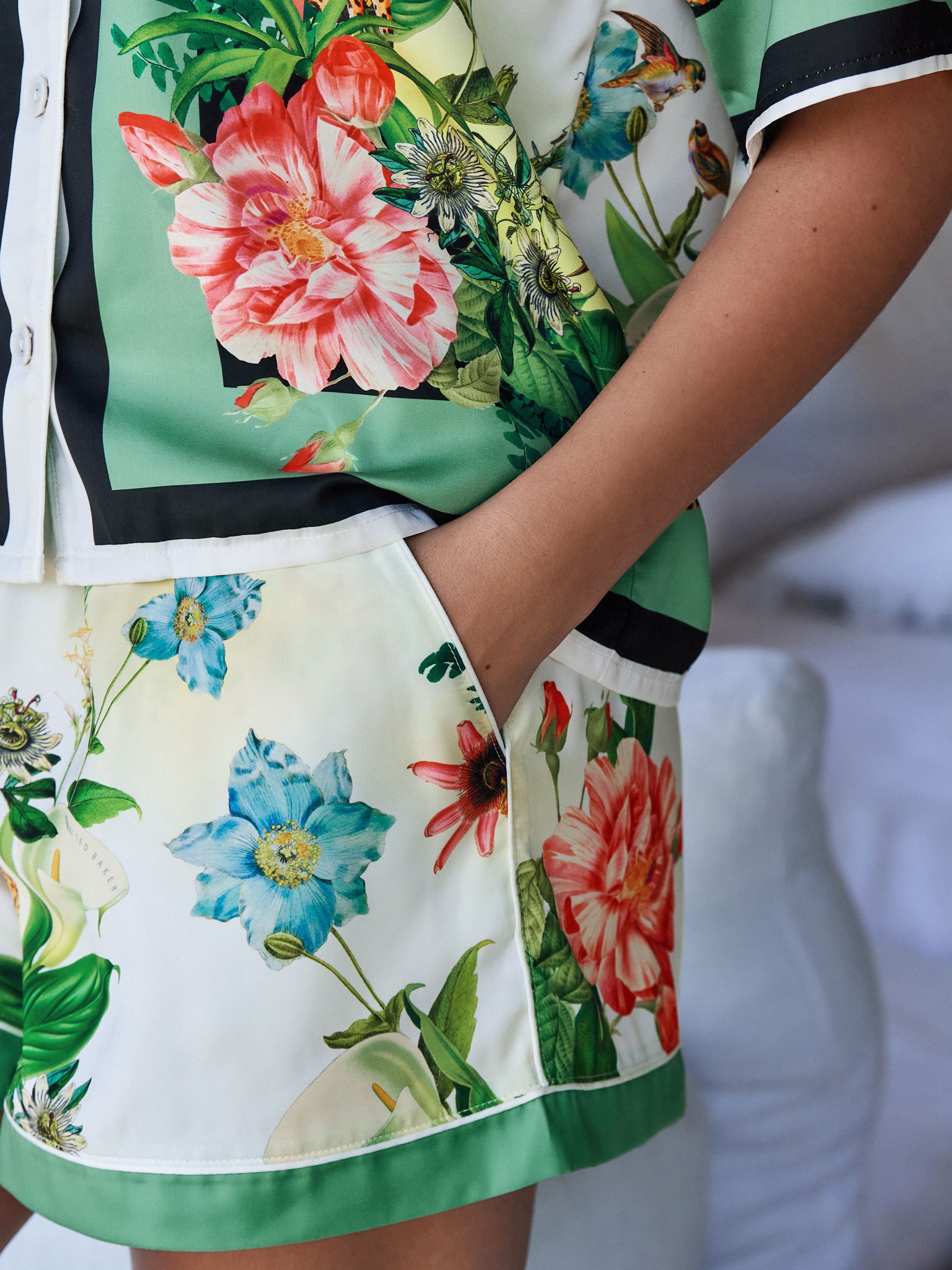Next：日本 B by Ted Baker グリーン 花柄 サテン ボタンスルー