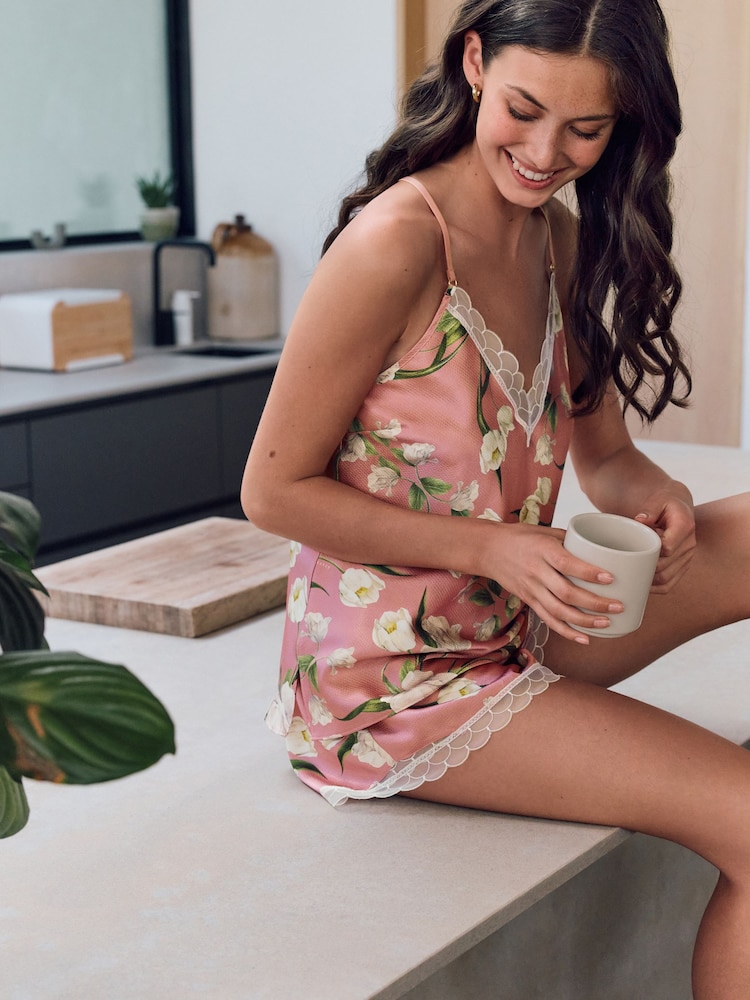 Conjunto de camisón y pantalones cortos de satén con estampado floral rosa de B by Ted Baker - Imagen 2 de 13 Conjunto de camisón y pantalones cortos de satén con estampado floral rosa de B by Ted Baker - Imagen 2 de 13