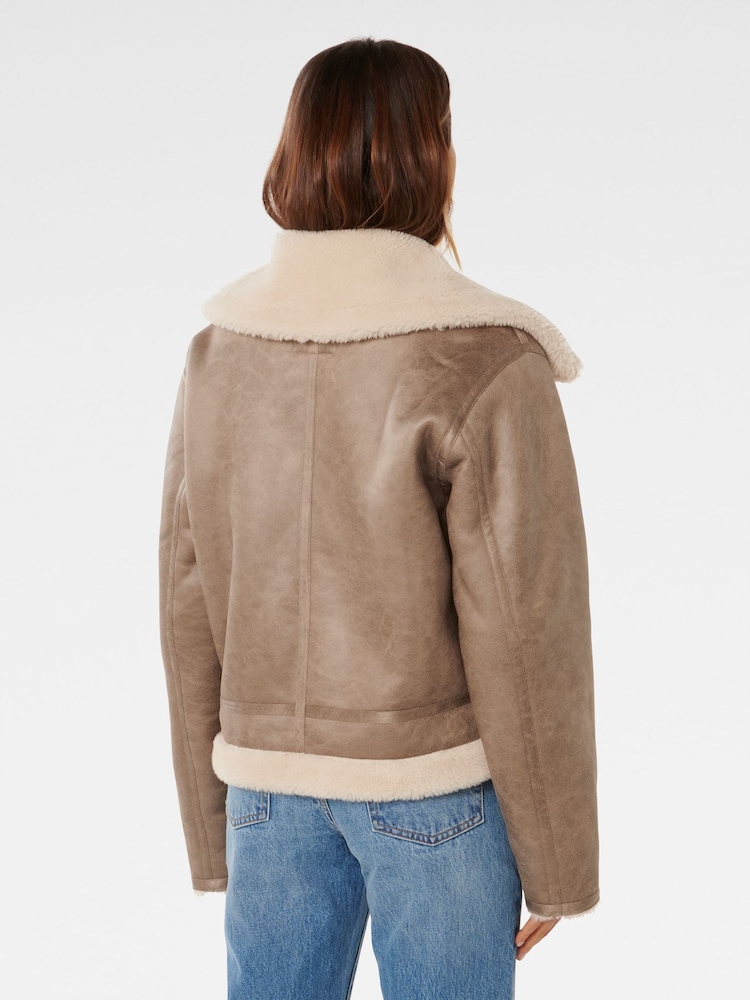 Forever New – Jamie – Shearling-Jacke im Flieger-Stil mit Oberkragen - Bild 2 von 4 Forever New – Jamie – Shearling-Jacke im Flieger-Stil mit Oberkragen - Bild 2 von 4