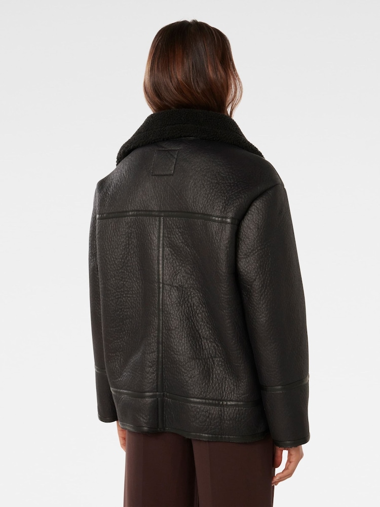 Forever New Randy Pilotenjacke aus Borg in Relaxed-Fit - Bild 2 von 4 Forever New Randy Pilotenjacke aus Borg in Relaxed-Fit - Bild 2 von 4