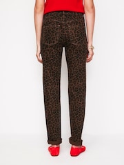 Vaqueros girlfriend con diseño de leopardo de Boden - Imagen 3 de 7